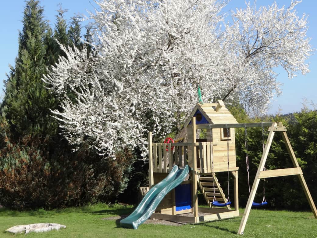 Spielturm im Garten
