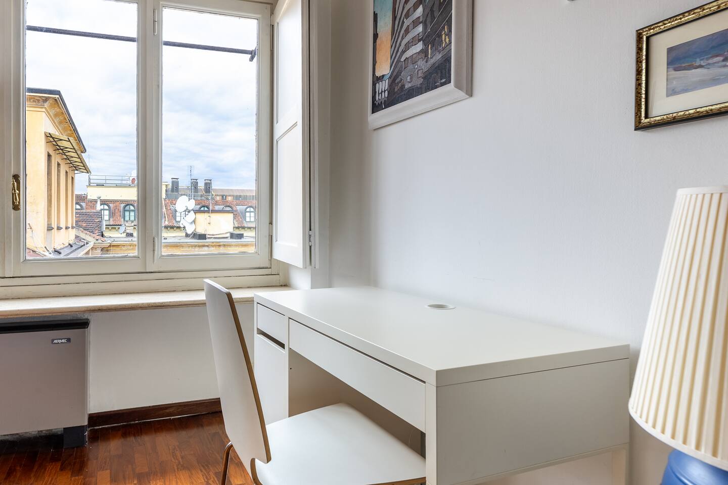 Comoda scrivania posta nella zona giorno per il lavoro