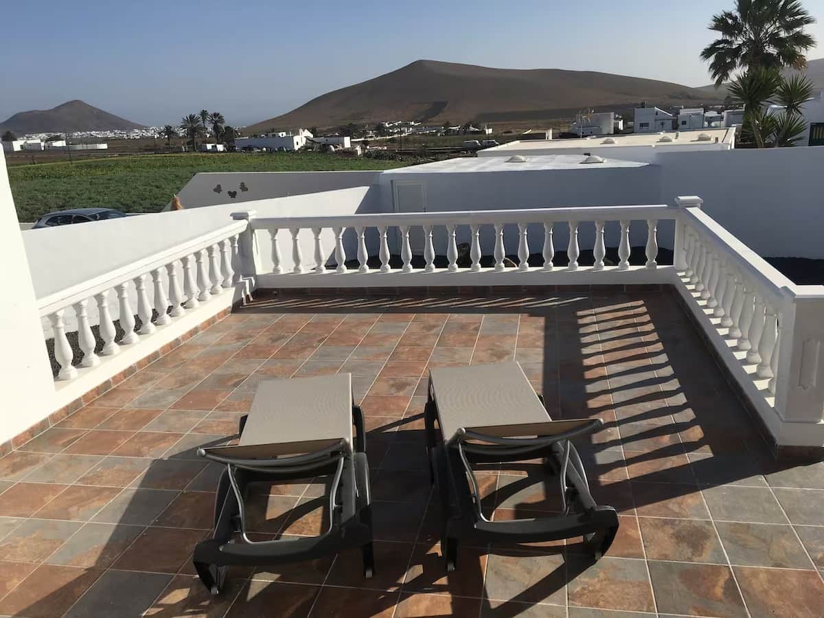 Terrasse privée avec un espace pour bronzer et se détendre