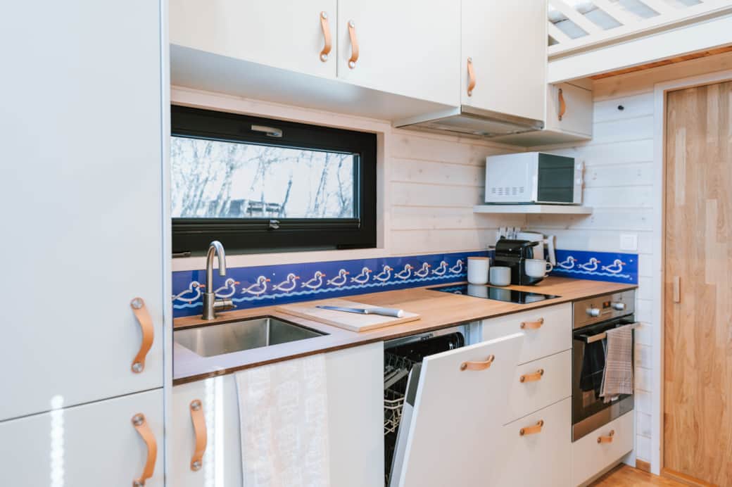 Tiny Seaside Kitchen (2)