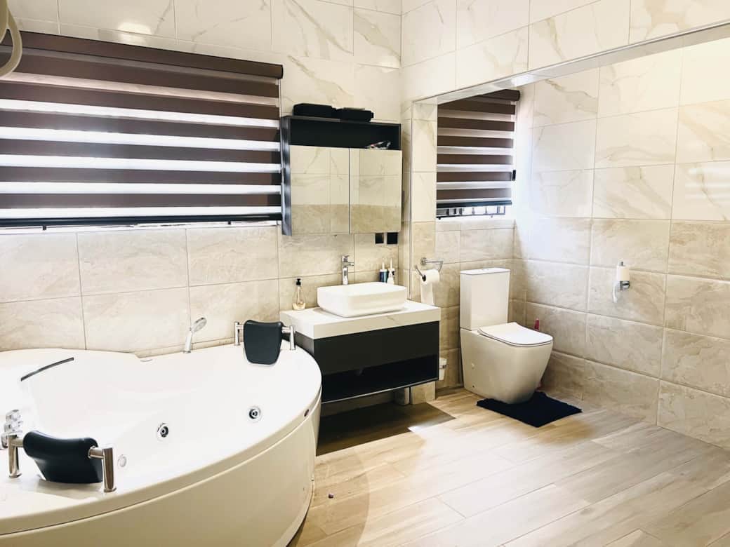 Master Bed Bathroon With Jacuzzi