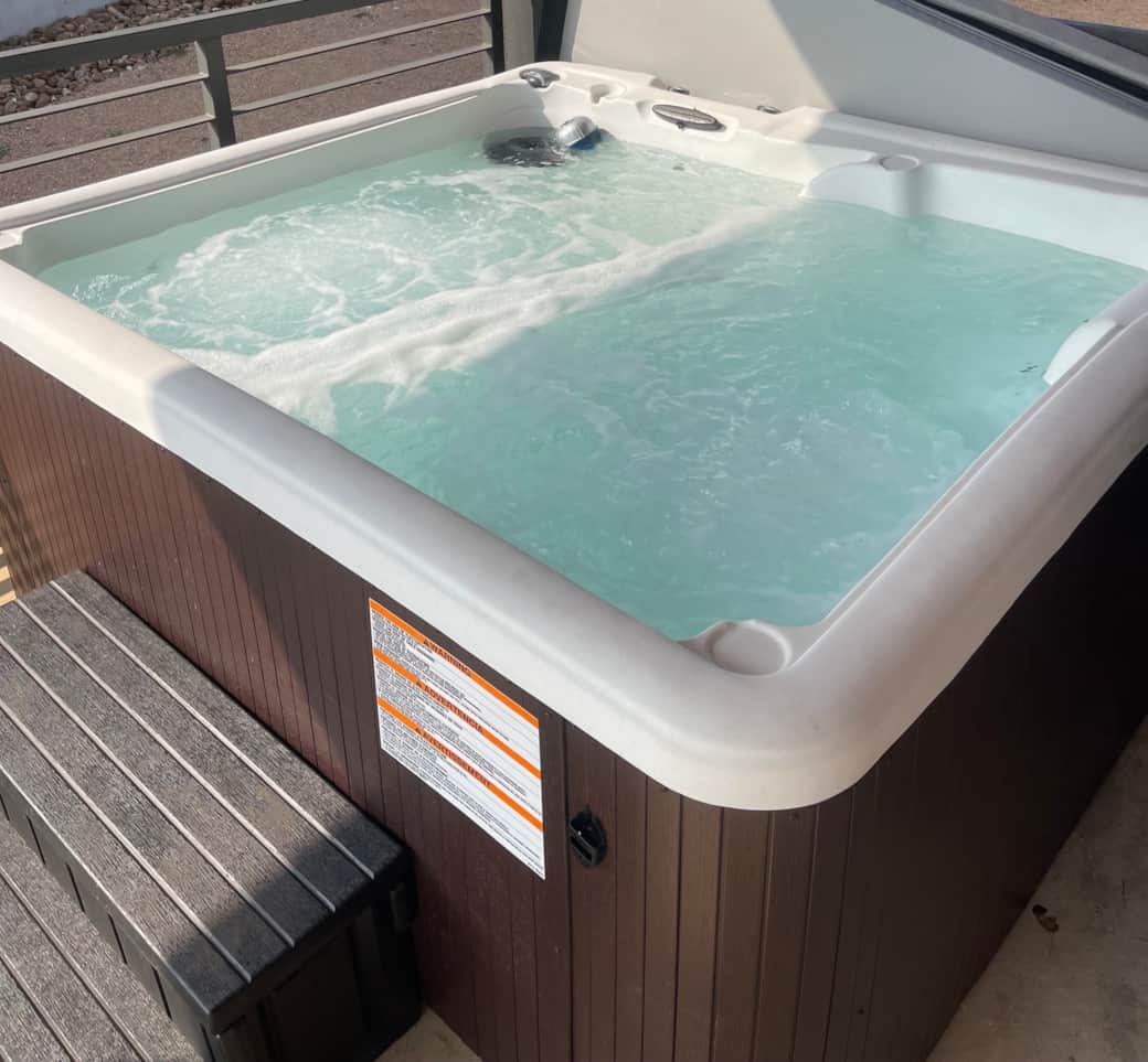 Enjoy the hot tub on the porch! Enjoy the hot tub on the porch!