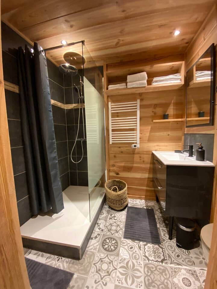 Salle de bain toilette avec douche à l’italienne Salle de bain toilette avec douche à l’italienne