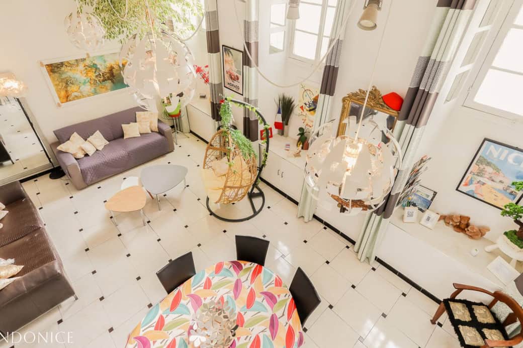 Premier salon cathédrale 4 mètres  de hauteur de plafond . 