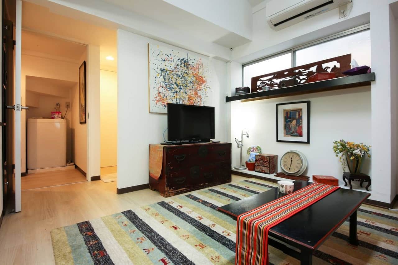 Unwind after a day in Shibuya or Shinjuku with entertainment and charm in this art-filled lounge.