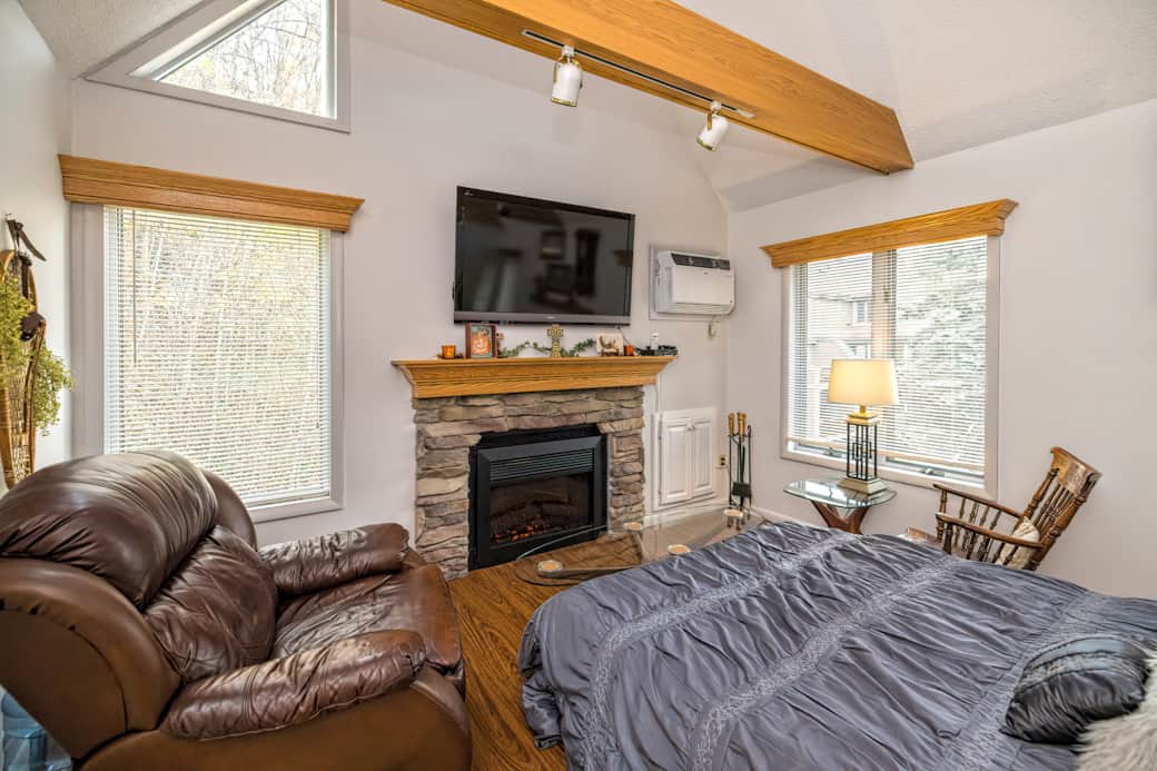 Living Room Cable TV, Fireplace and AC
