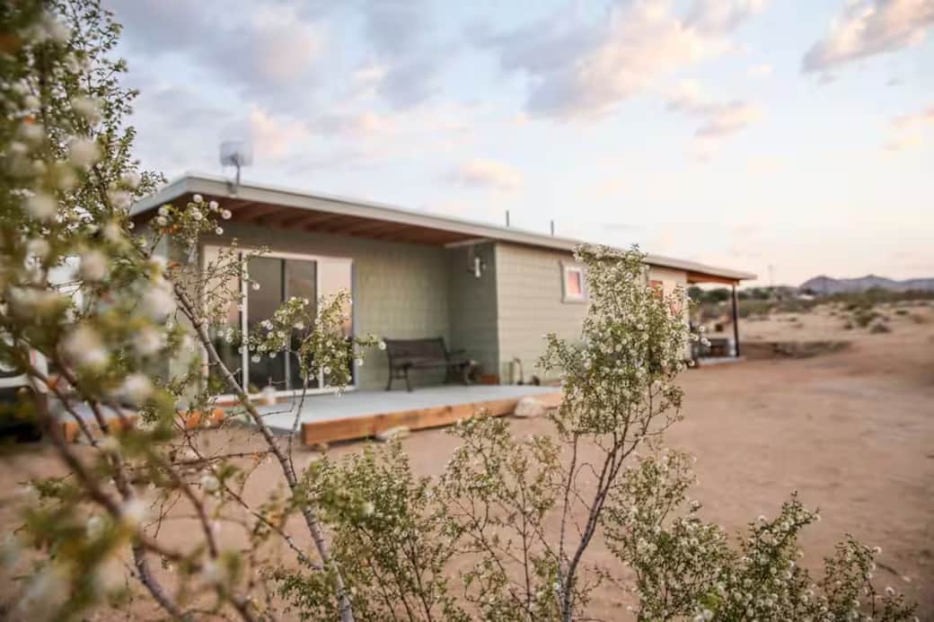Motel California - Bedroom Porch with flowers exterior