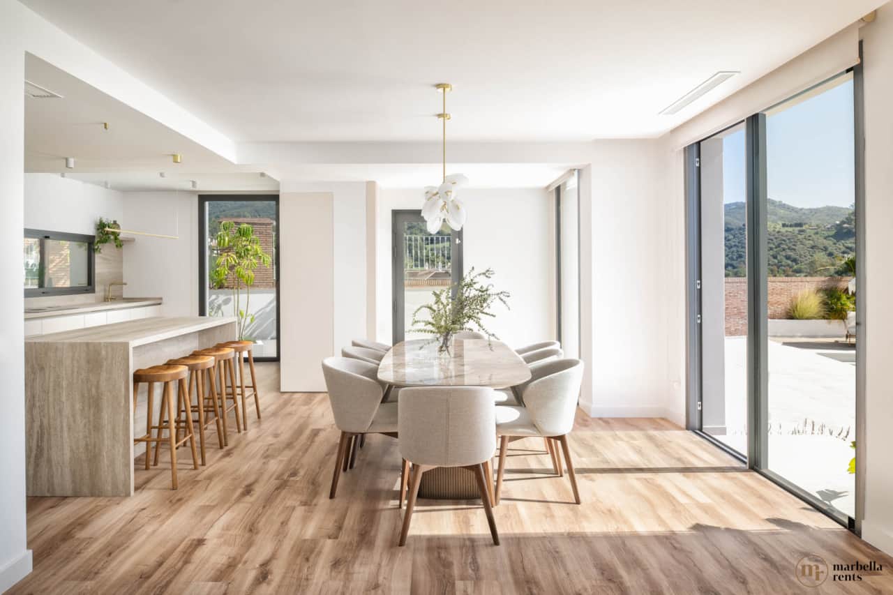 Open plan kitchen with high quality furniture.