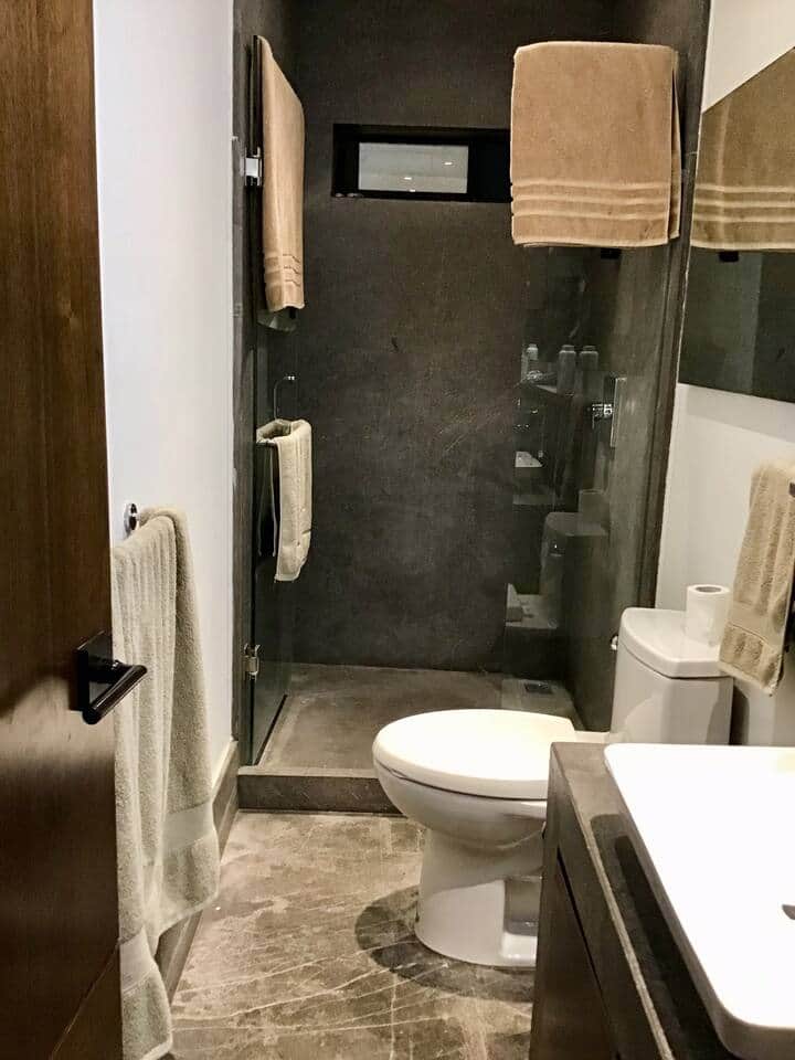Baño completo contemporáneo