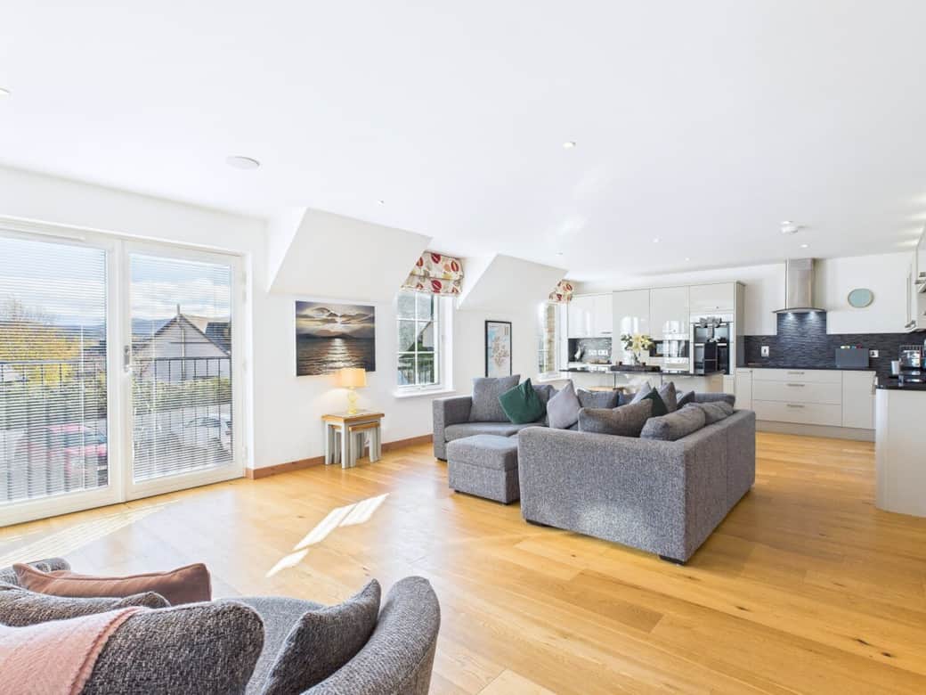 Huge Lounge, Comfy Sofa and chairs with lots of space to hang out 