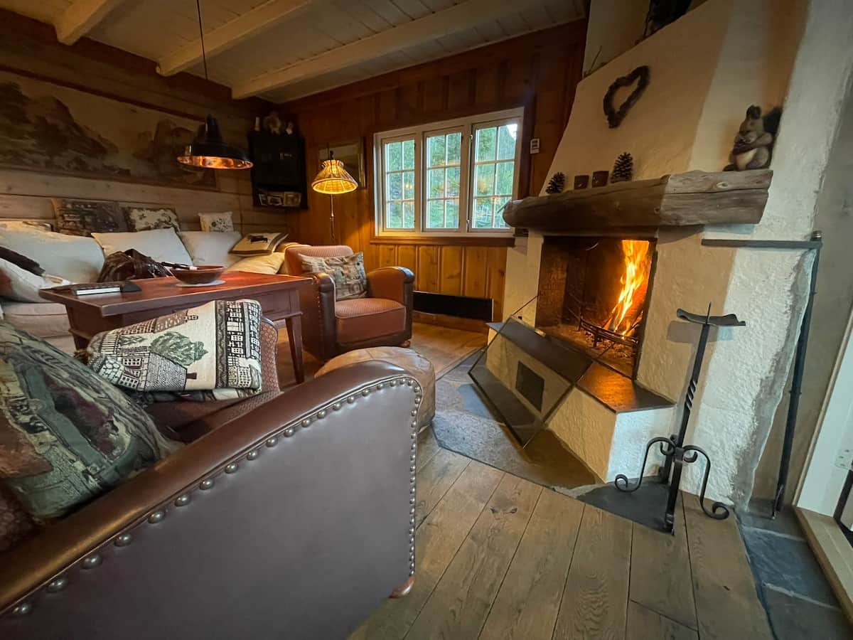 Stor åpen peis. 
Deilig lys stue med gode peisstoler og romslig sofa foran peisen. 