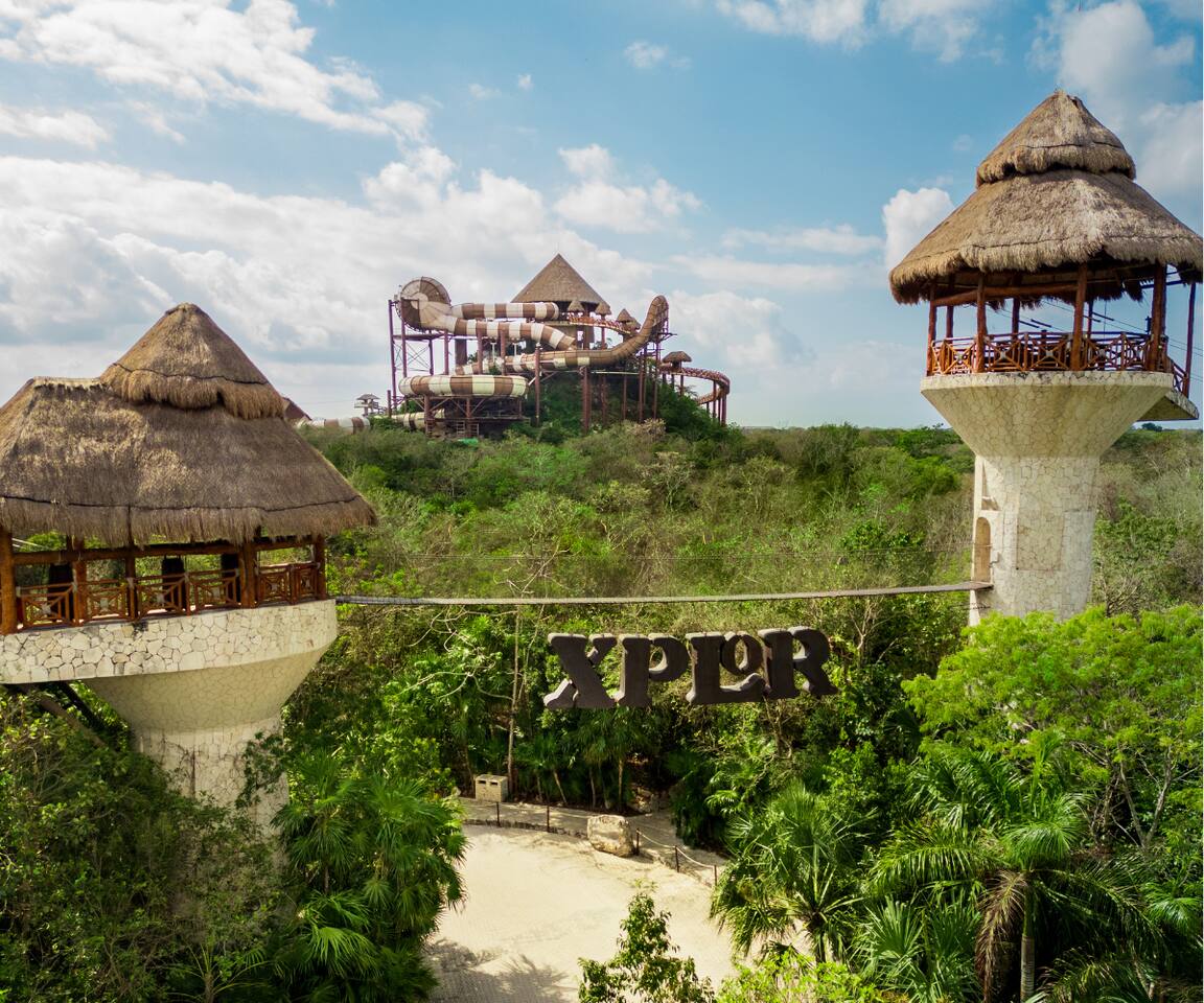 ¡La aventura le espera en Xplor Park, a solo 25 minutos en coche! Disfrute de tirolesas en la selva, vehículos anfibios, ríos subterráneos y Toboganxote, un tobogán gigante de balsas. ¡Buffet incluido con la entrada!
