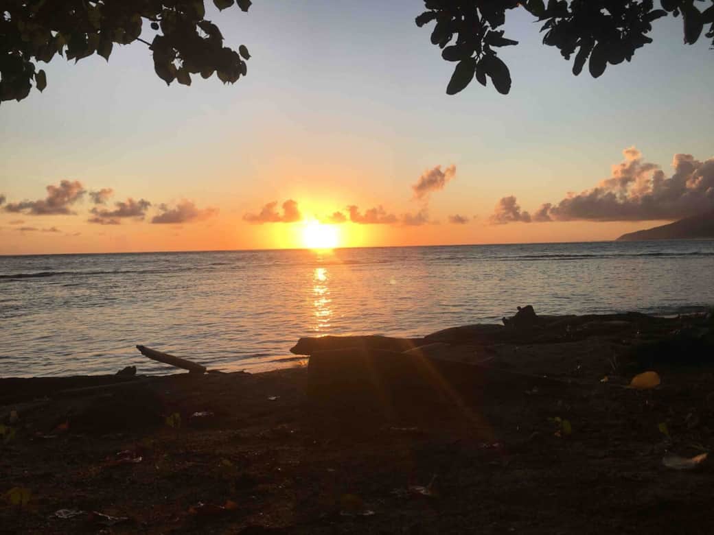 levé de soleil plein Est à Tahiti Sunrise Beach