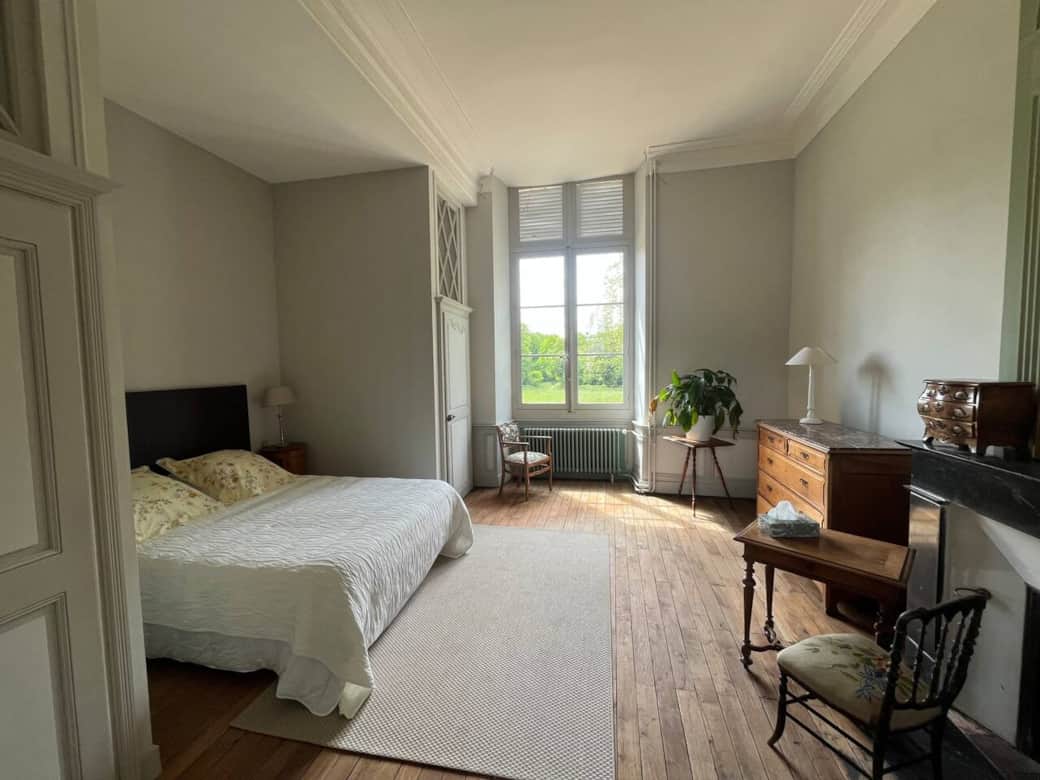 Chambre pour deux personnes avec grand lit ferme de 180 cm x 200 cm dans le cadre du château du XVII ième siècle. 