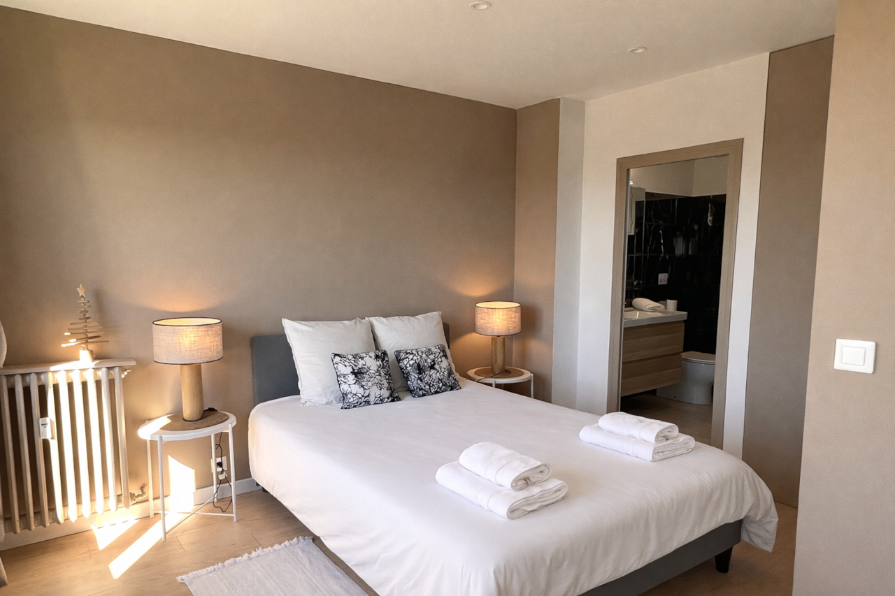Chambre, serviettes, lit double