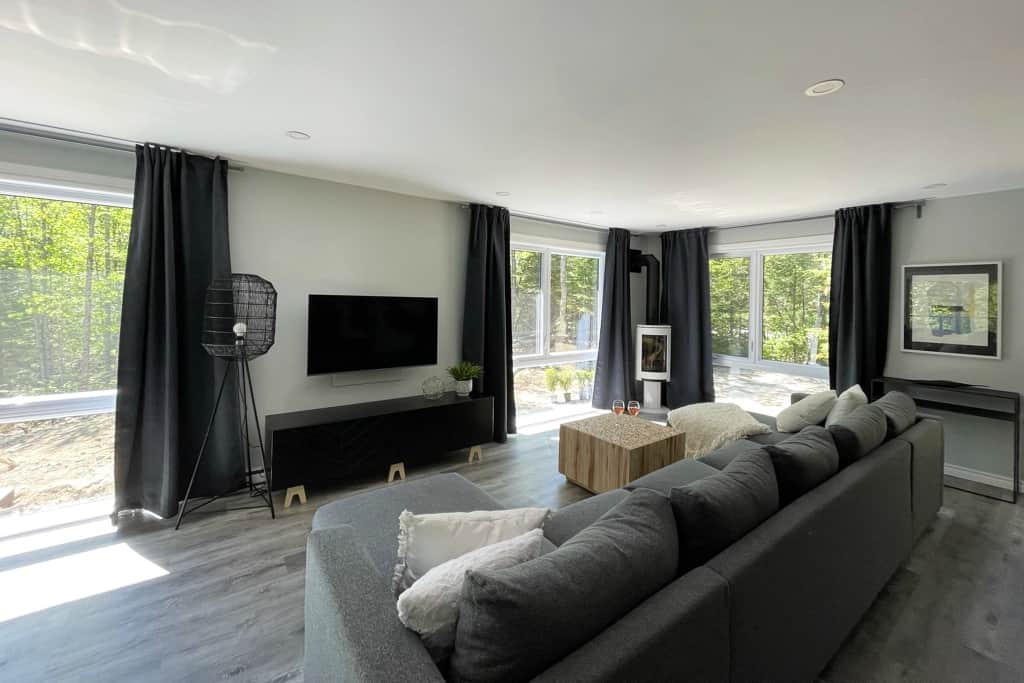 Salon avec foyer et téléviseur
