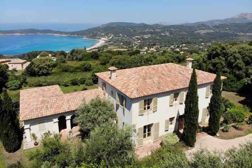 Maison sur deux étages: espace nuit au premier
Patio à gauche avec salle à manger et salon d'été Maison sur deux étages: espace nuit au premier
Patio à gauche avec salle à manger et salon d'été
