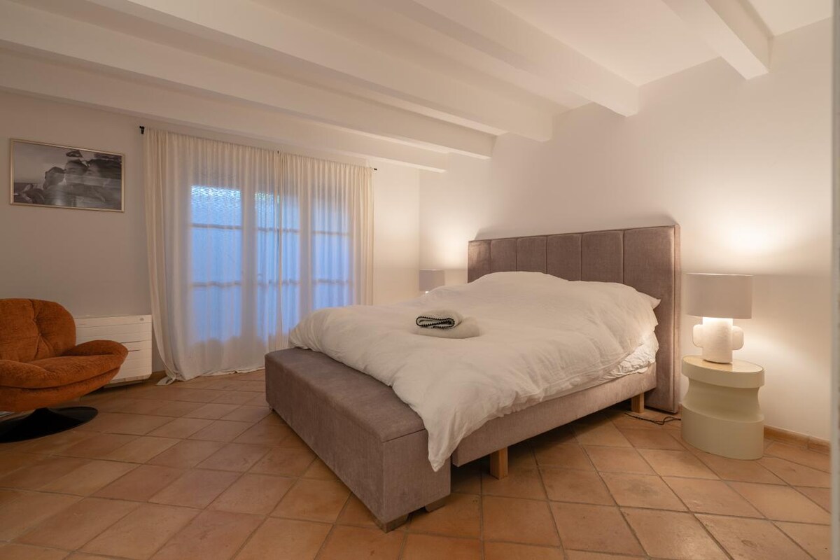 Provençal farmhouse & padel court swimming pool AC