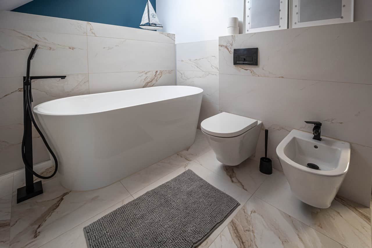 Koupelna s vanou v apartmánu SeaApartment