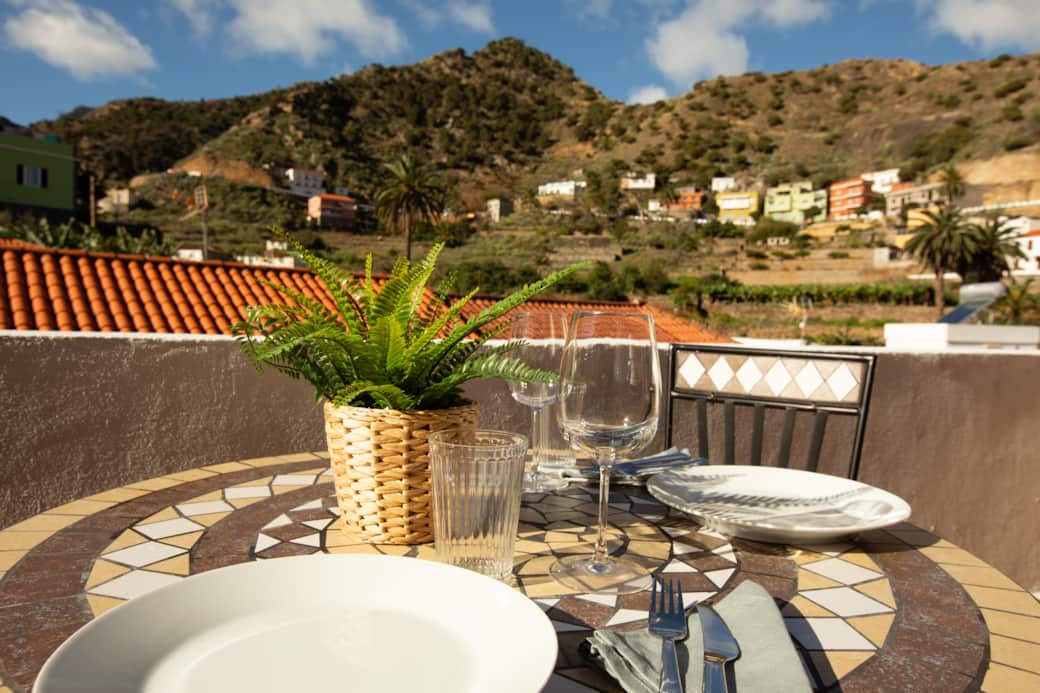 Disfruta de amplia terraza en este preciosos ático en el centro de Vallehermoso, La Gomera