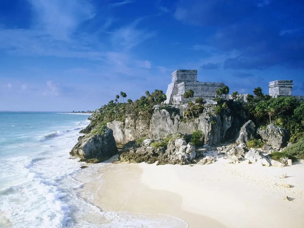 Explore la historia de la antigua civilización maya en las impresionantes Ruinas de Tulum, a solo 20 minut