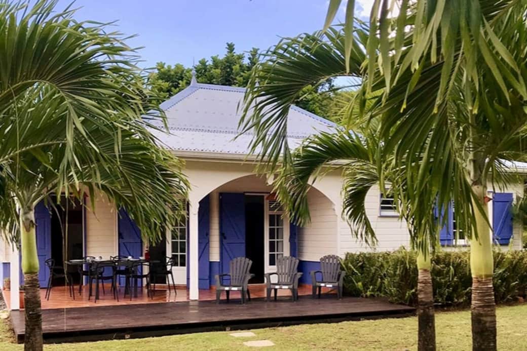 Villa de charme bénéficiant d'un beau et généreux jardin créole, d'une piscine privatisée et d'un emplacement idéal, à proximité de la plage et des commerces...
Vous y trouverez la fraîcheur des alizés, confort et convivialité.