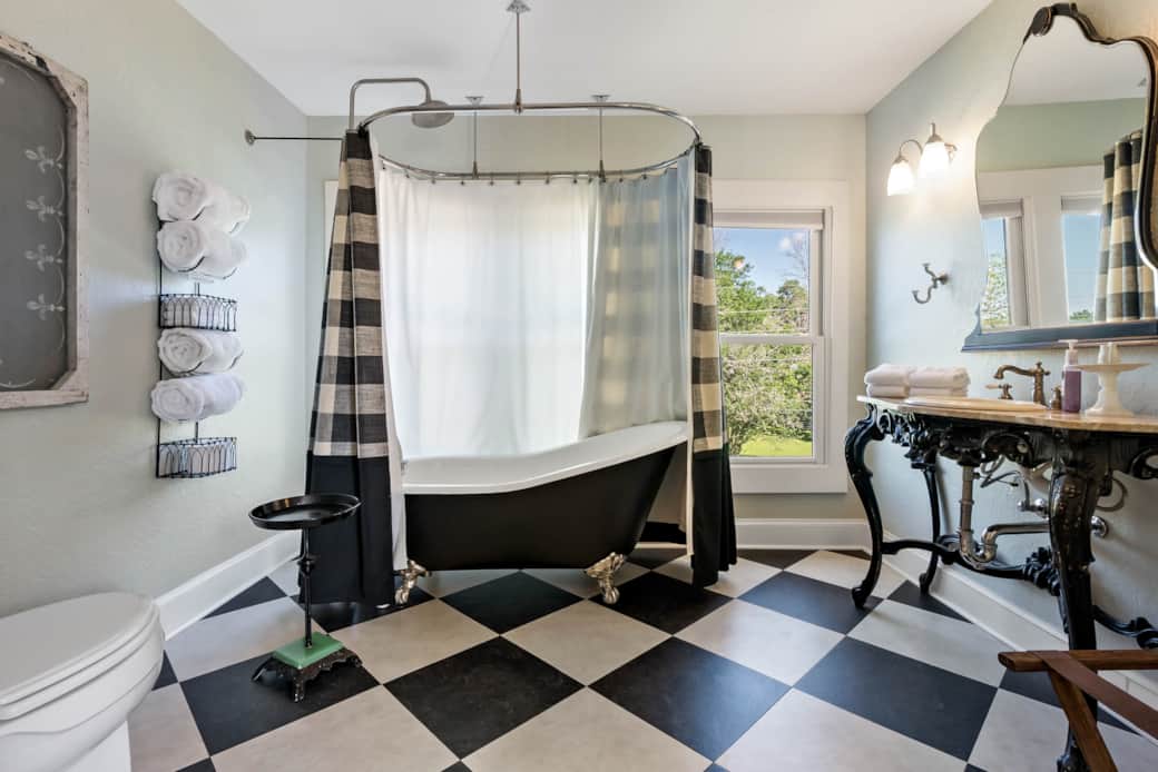 601 E 30th -42 Midnight Express Bath