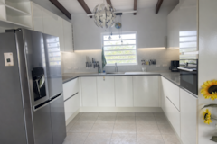Casa Martina – Moderne L-keuken met lichte accenten