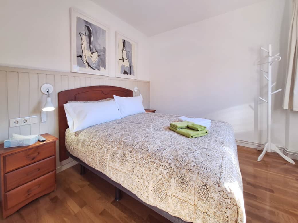 Comfortable double bed (150×190 cm)
