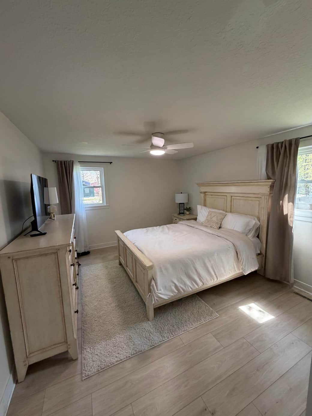 First floor bedroom with Roku tv. First floor bedroom with Roku tv.