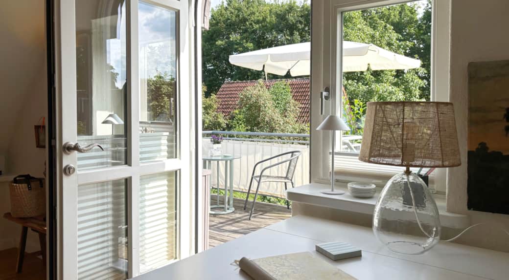 Blick auf den Süd-Balkon im Sommer