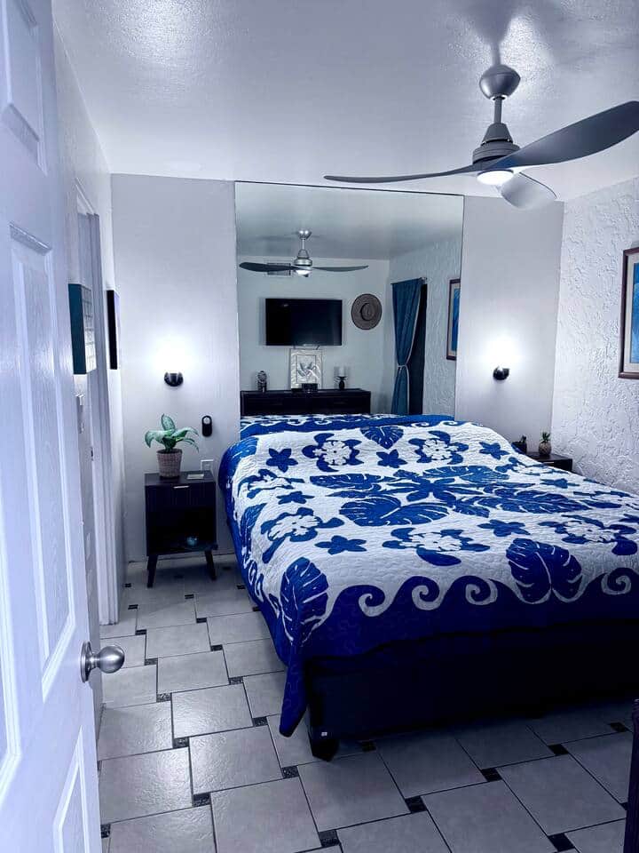 Bedroom King bed, TV, Dresser & Night stands