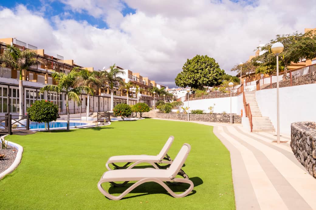 Toma el sol canario en las piscinas del complejo y date un chapuzón para refrescarte.