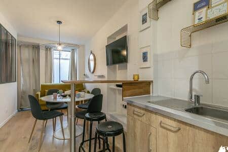 Salon avec cuisine équipée 