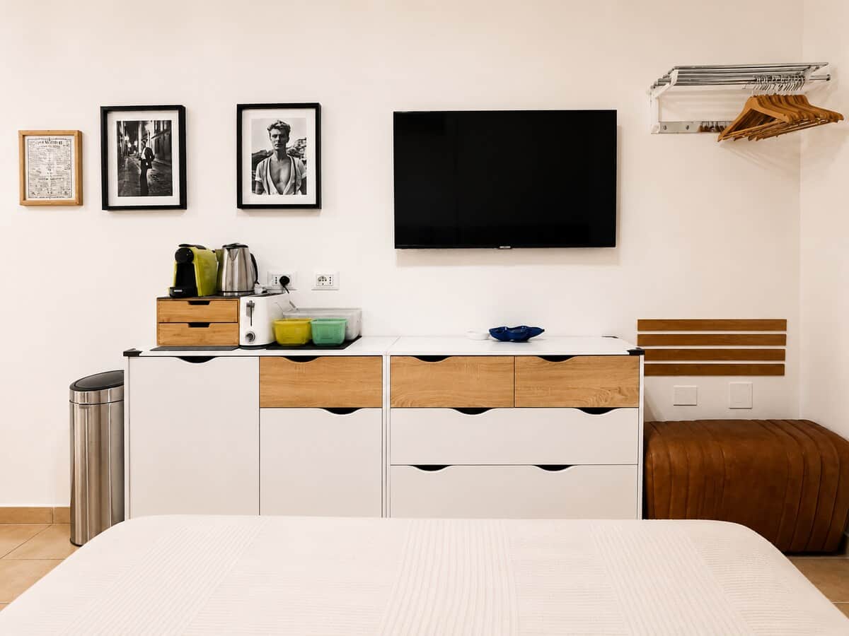 Relax in the stylish living area with Smart TV and high-speed Wi-Fi.