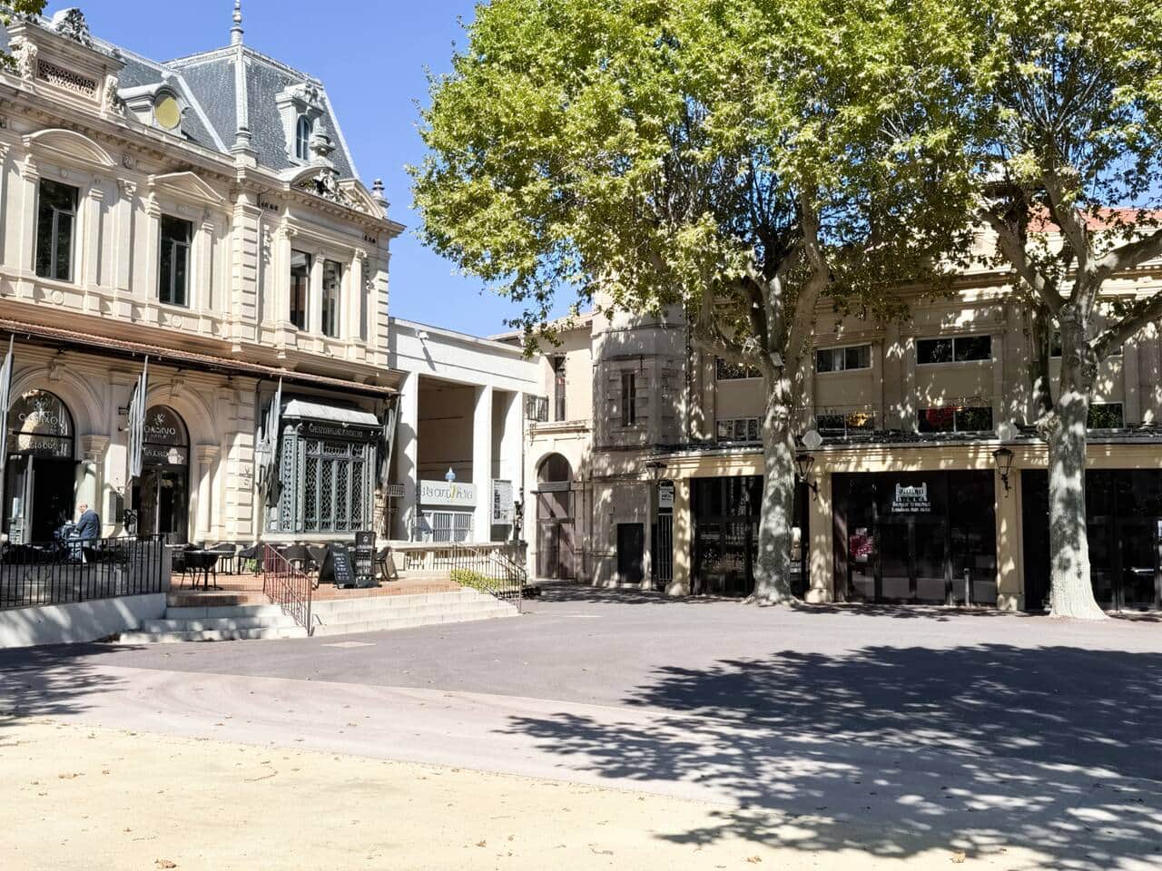 Vue apaisante sur la place de L’Alamalou : Un cadre calme et central, à 5 minutes à pied des thermes. Profitez de la sérénité de l’appartement et de sa proximité avec les commodités. 
