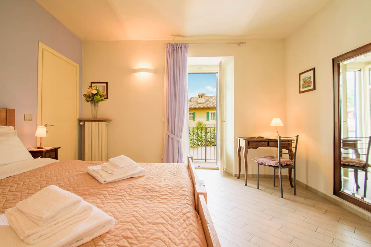 Camera da letto con scrivania e balcone