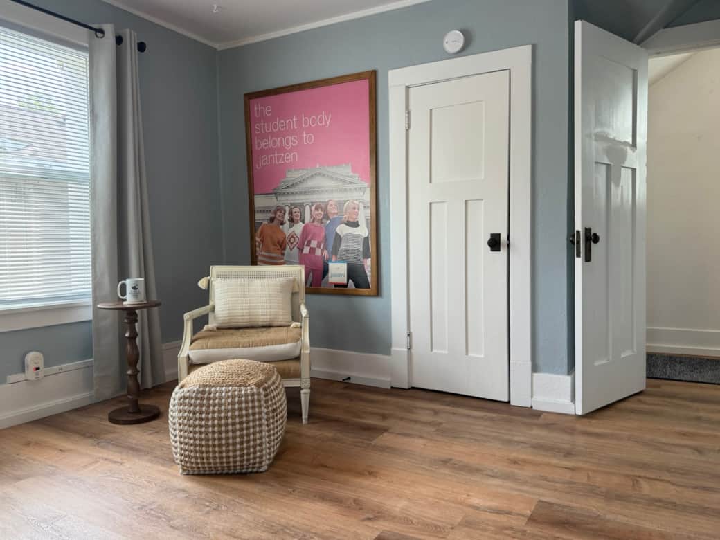 Sitting area and walk-in closet in Bedroom 1