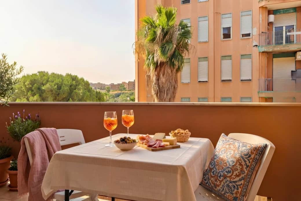 Godetevi il clima di Siracusa sul nostro balcone arredato; uno spazio esterno dedicato al vostro relax, dove la tranquillità incontra l'atmosfera autentica della città.