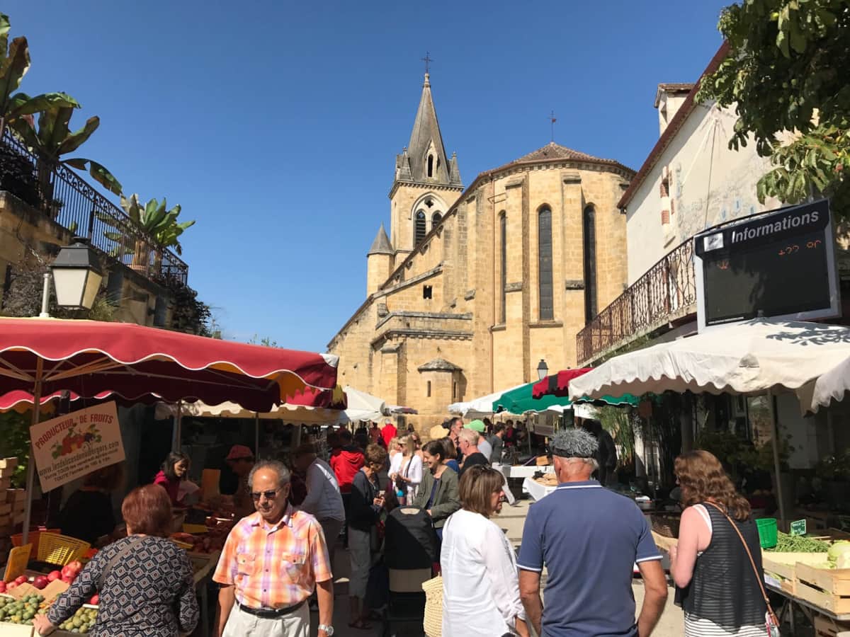 Un marché traditionnel du Lot