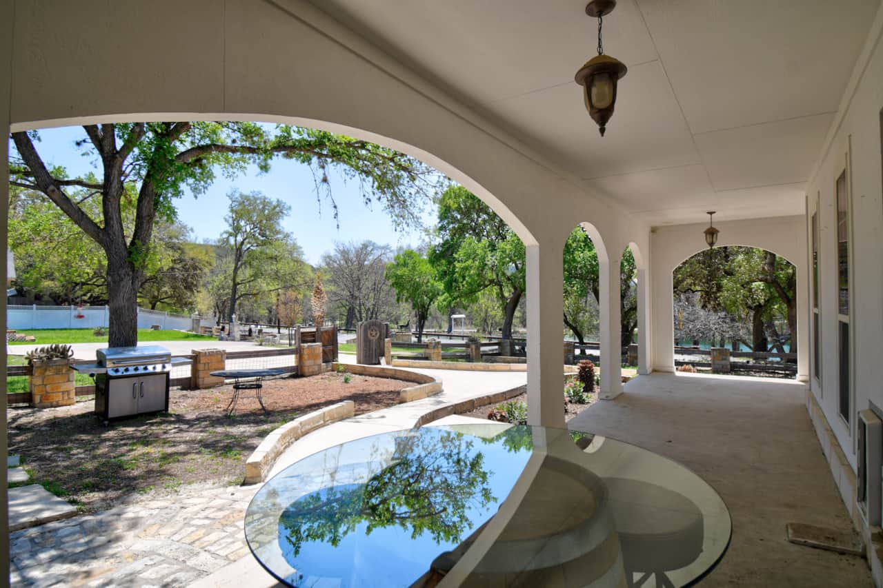 Casa Main - Kitchen Side Patio