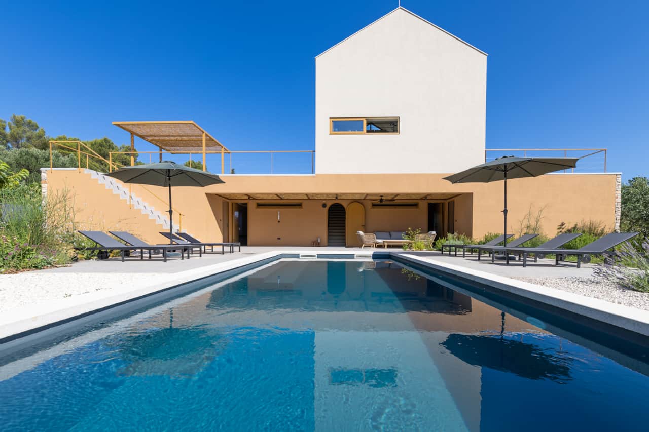 Der schöne Swimmingpool wird von einer Loggia überblickt2024-06-29 Villa David @ Stari Grad-3