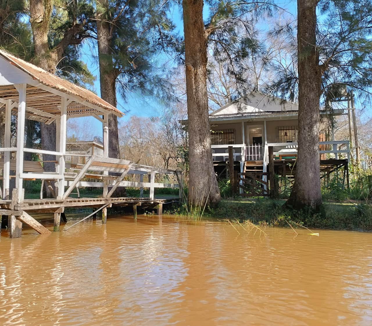 Quinta estilo isleño: 4 amb, 42m de costa, ½ha de parque, pileta, parrilla, muelle, kayak. hamaca