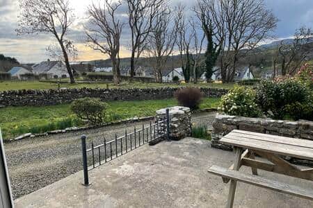 One outdoor eating area