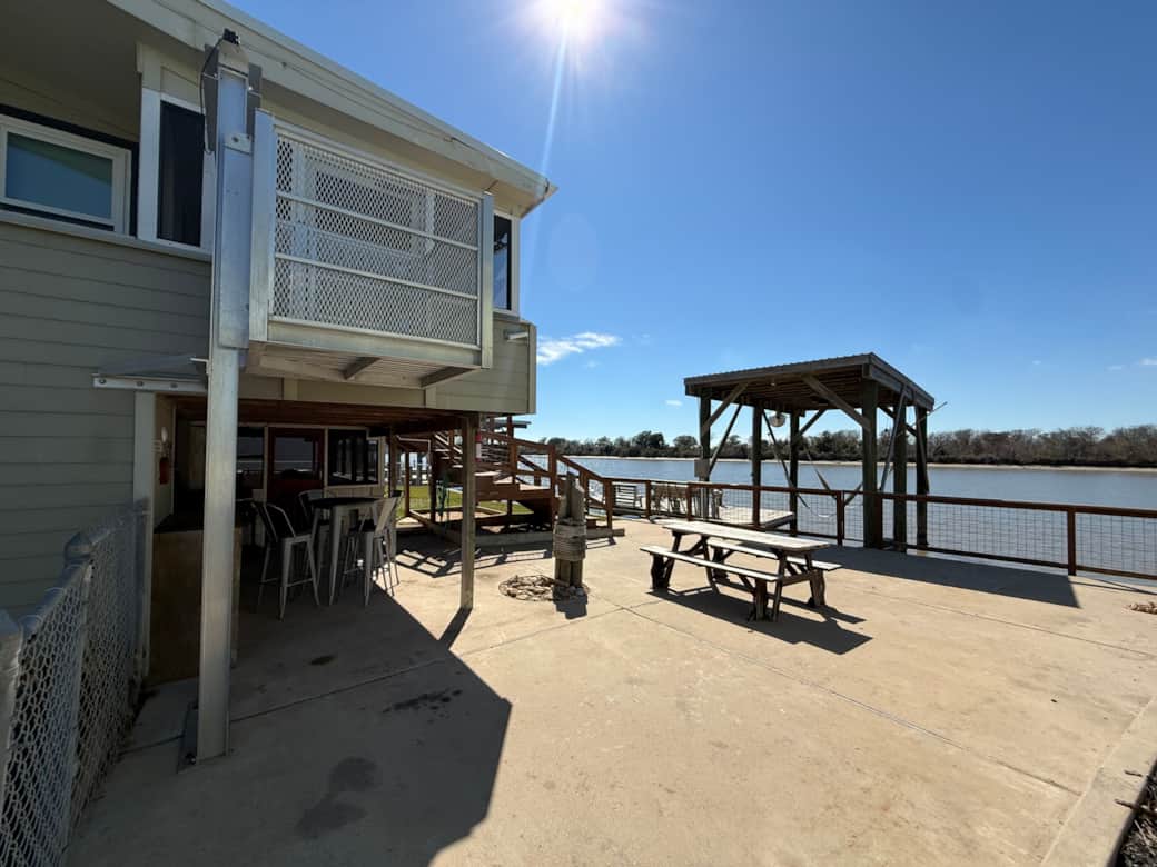 The riverfront has multiple seating areas.  Boat lift and elevator are not available to guests.