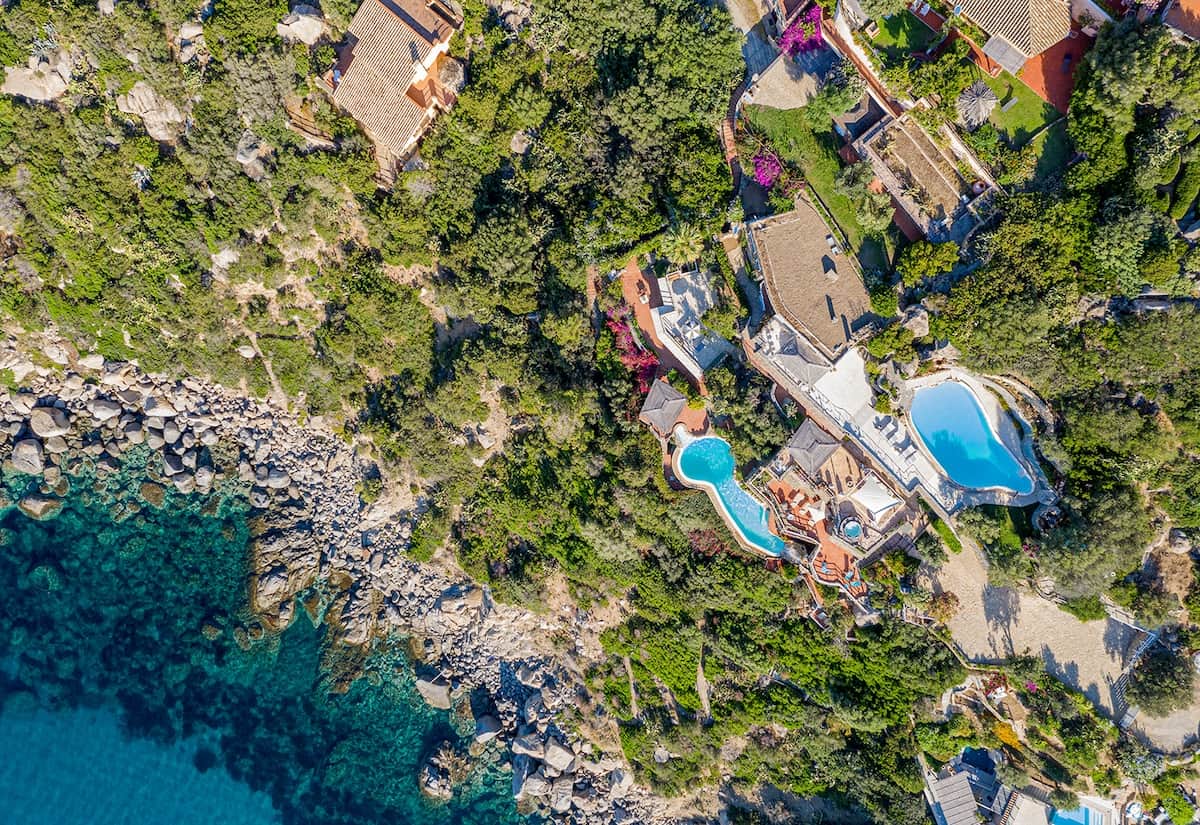 Una bellissima vista panoramica si apre davanti a te, mostrandoti la bellezza della vista mare a 180 gradi. I tuoi occhi abbracciano l'ampio spazio circostante regalandoti, all'orizzonte, paesaggi mozzafiato.