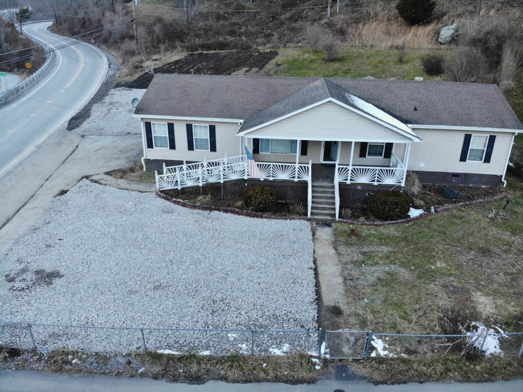 Front of house, more pictures of parking!