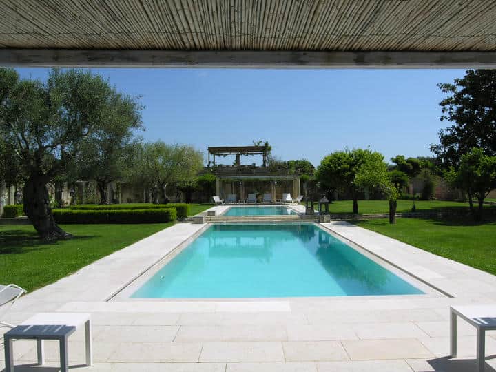 Casino Pisanelli - la piscina privata con zone d'ombra arredate e vista sulle ex-stalle