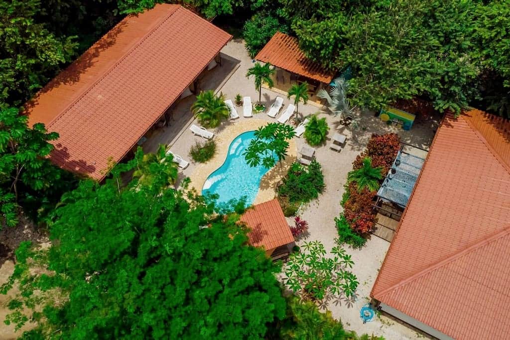 Vista aérea de la casa y el área común