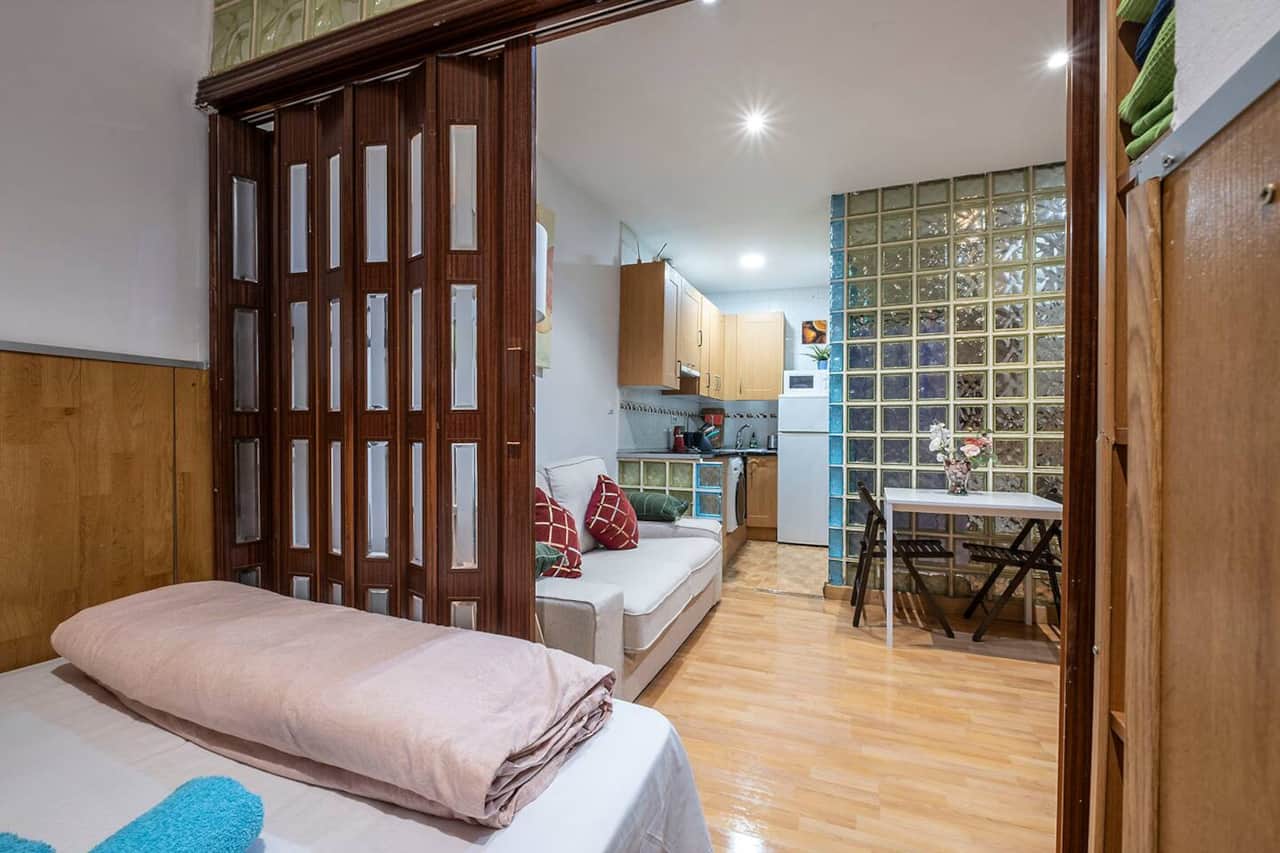 Dormitorio separado del salón por puertas plegables